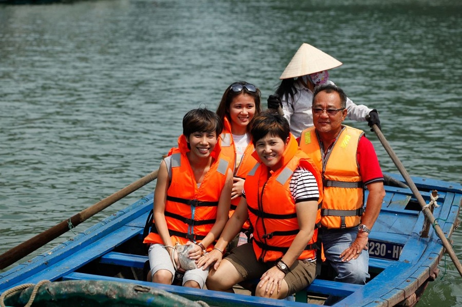 kayaking in halong